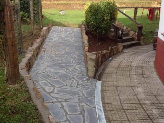 La rampa de acceso a la terraza finalizada